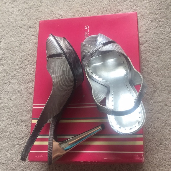 BCBGirls silver lizard platform heels in 7.5 - Picture 4 of 8